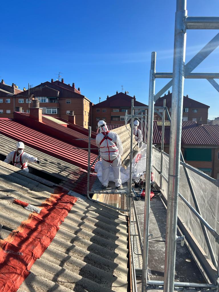 imagen del equipo profesional de Madrid Amianto realizando la retirada de placas de fibrocemento en la cubierta de una comunidad de vecinos en Guadalajara